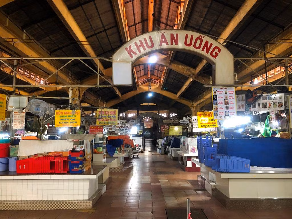 Khu vực ăn uống cũng đã có một số quầy hàng mở lại, phục vụ "bán mang đi"