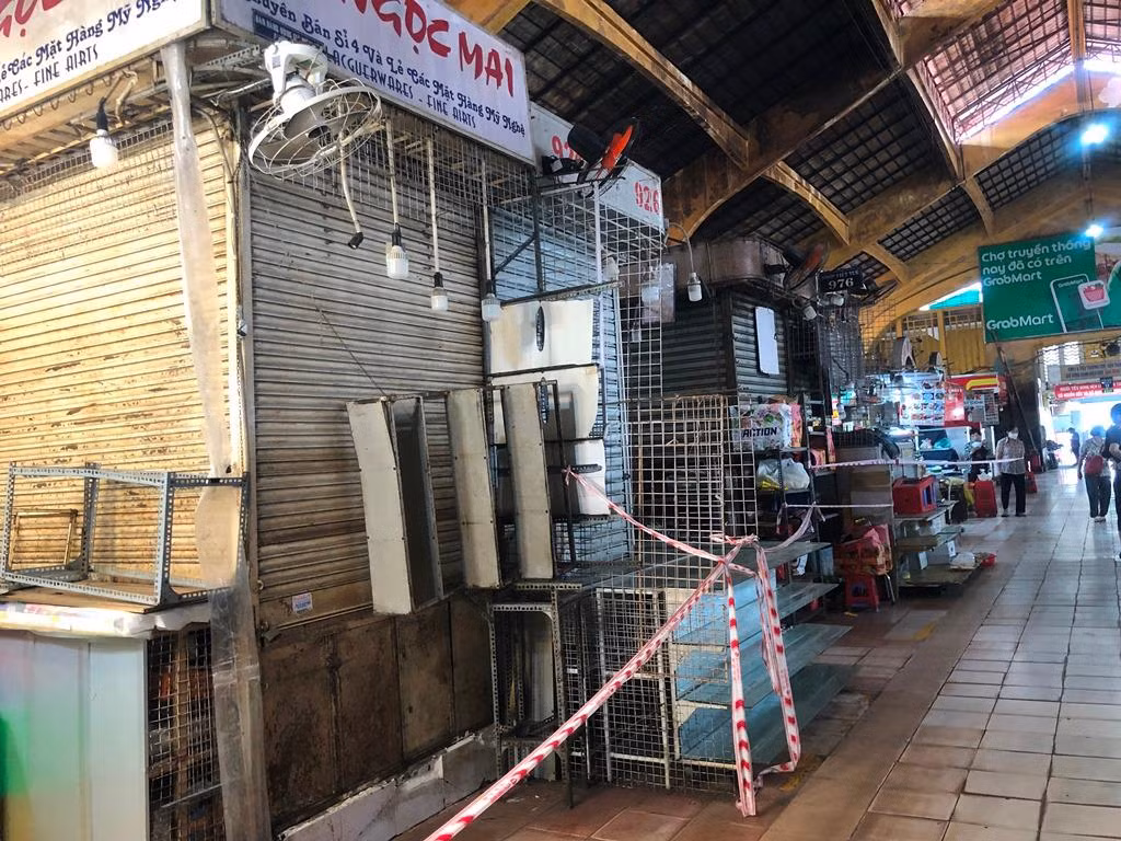 Ngoài những ngành hàng thiết yếu, thì các quầy sạp như thời trang, bánh kẹo, giày dép, đồ thủ công mỹ nghệ vẫn chưa được Ban quản lý chợ cho mở lại. Theo Ban quản lý chợ Bến Thành, đây mới chỉ là bước khởi động, nếu chợ kinh doanh an toàn phòng dịch thì sẽ cho những ngành hàng tiếp theo mở trong thời gian tới.