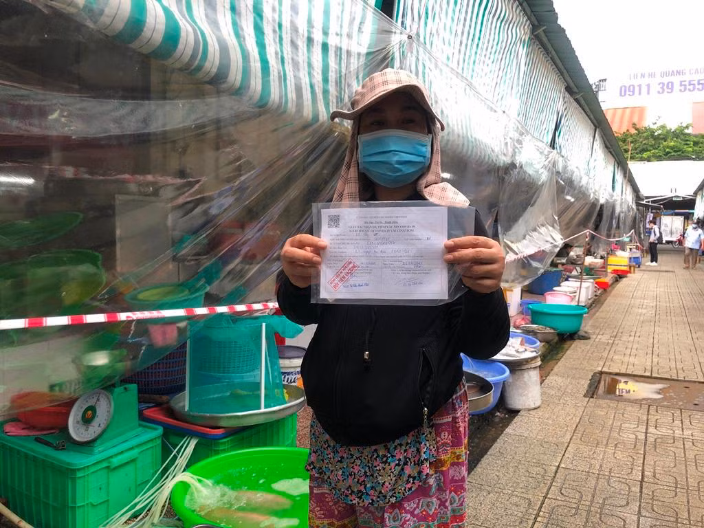 Khách đến chợ phải có "thẻ xanh" chứng nhận đã tiêm ngừa COVID-19, khai báo y tế bằng cách quét mã QR. Nếu không rành công nghệ, khách có thể đem theo giấy chứng nhận đã tiêm ngừa để được vào chợ mua sắm.