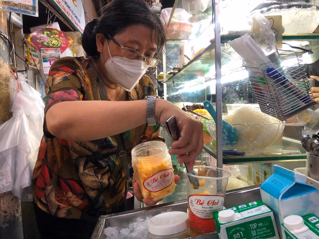 Bà Trương Thị Tuyết Trinh - chủ quán Bé Chè bộc bạch: "Nhiều năm buôn bán ở chợ, cũng có lúc thăng trầm nhưng chưa bao giờ gặp khó khăn như 2 năm qua. Tuy nhiên, khi biết tin chợ mở lại, chúng tôi đều hoan hỉ, đăng ký kinh doanh trở lại. Lúc này chưa bàn tới chuyện lời lỗ, nhưng chỉ cần được ra chợ, được sáng đèn, có khách quay lại với mình thì chắc chắn "chợ thêm đông, chợ vui Bến Thành" như trước là không xa".