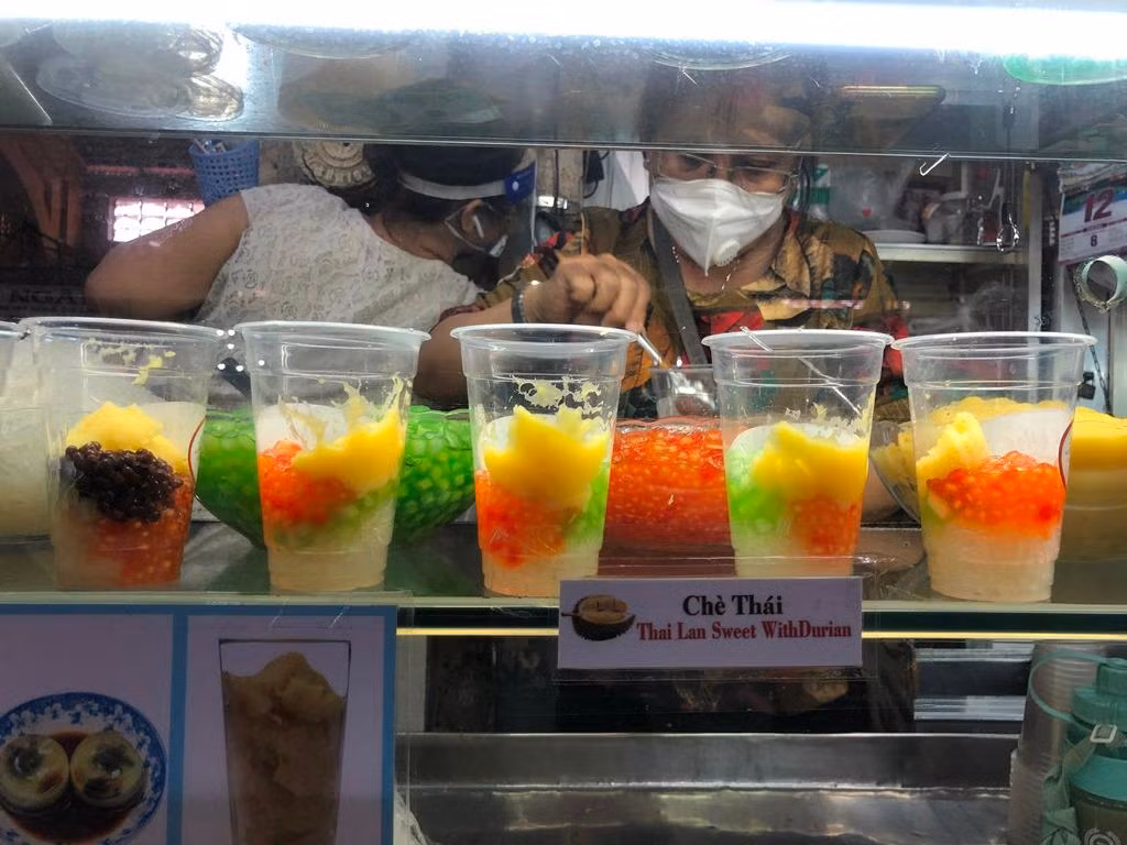 Tiệm Bé Chè có hơn 40 năm bán tại chợ Bến Thành. Đây là tiệm chè lâu đời nhất tại chợ, được rất nhiều du khách trong và ngoài nước tìm đến thưởng thức.