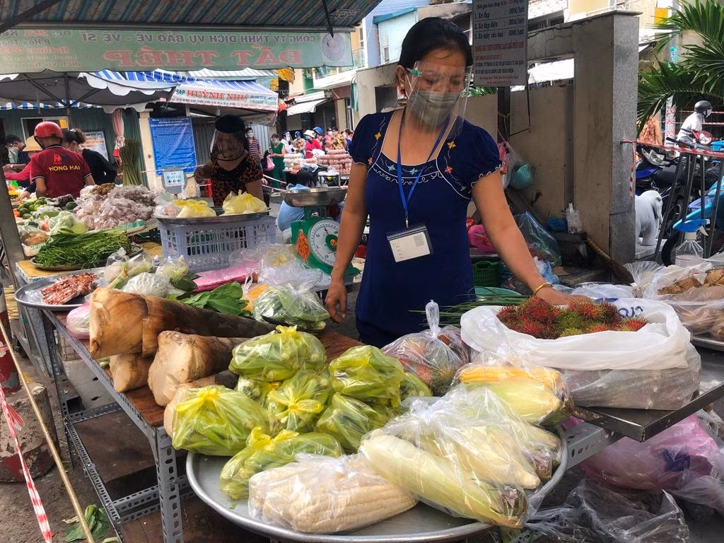 Phiên chợ "combo" ngoài sân chung của chợ Bình Thới (Q.11) đảm bảo an toàn phòng dịch, mua bán nhanh chóng.