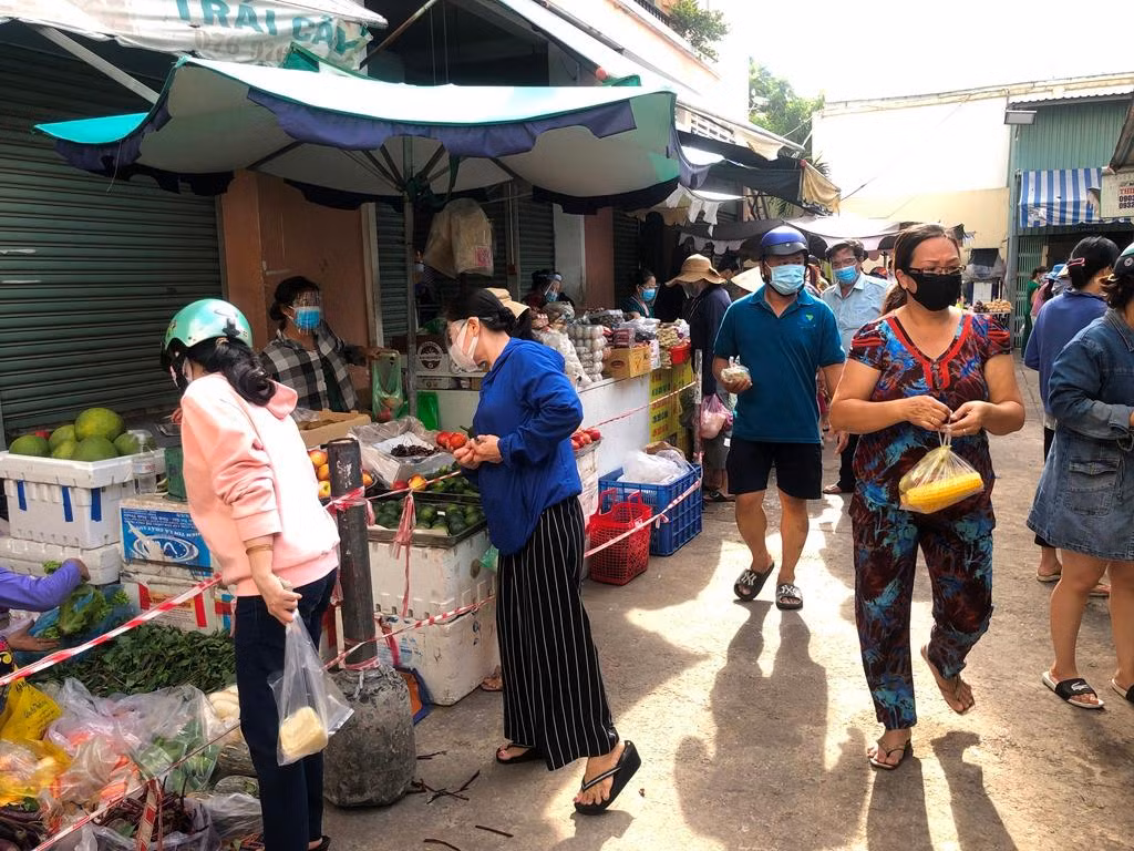 Chợ "dã chiến" là mô hình chợ Bình Thới (Q.11) triển khai khi mở cửa hoạt động trở lại
