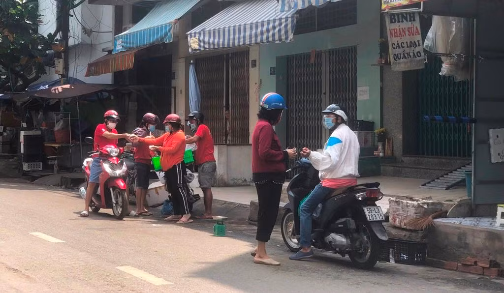 Không còn chợ, nhiều người mua bán "lén" trong thời gian giãn cách