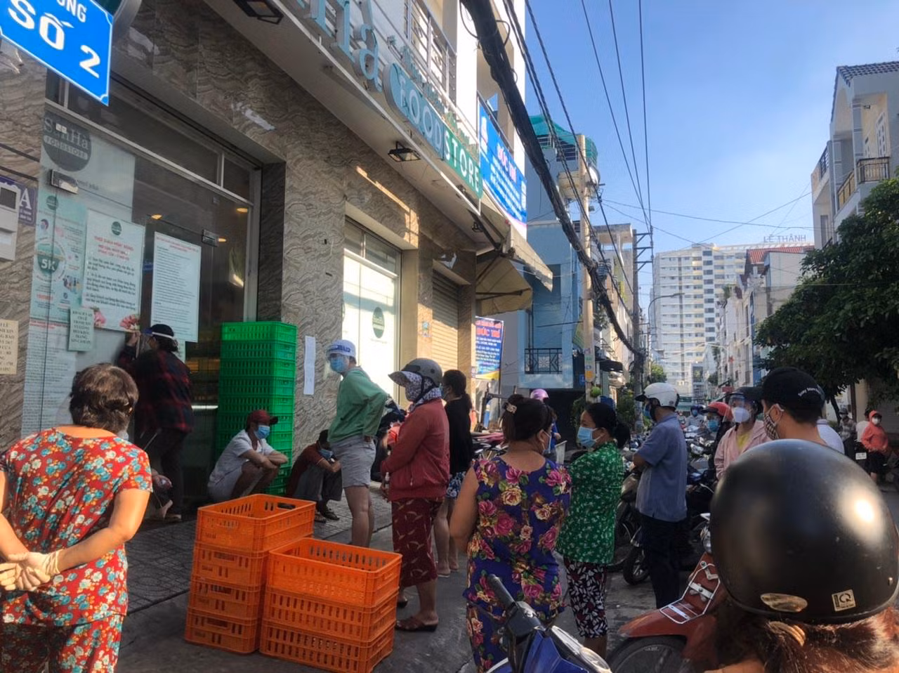 Lúc 7 giờ sáng ngày 21/8, tại cửa hàng San Hà (p.An Lạc, Q.Bình Tân), nhiều người đã chen chúc chờ đợi bên ngoài trong khi cửa hàng vẫn còn đóng cửa.