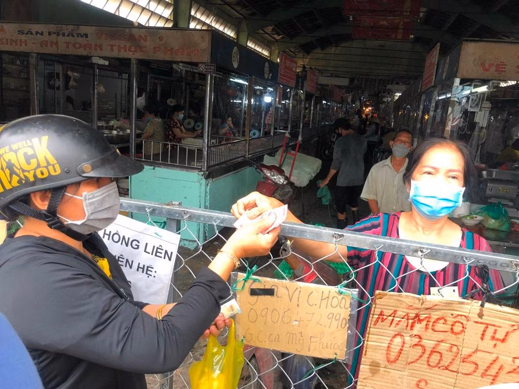 Những dãy số điện thoại được tiếp thị trên rào chắn để khách chọn lựa tiểu thương khi mua hàng.