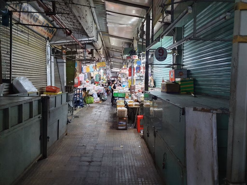 Nhiều quầy hàng vẫn chưa mở cửa hoạt động trở lại