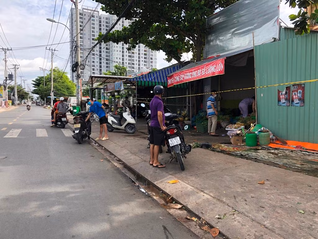 Mặc dù khu vực này đã bắt đầu buôn bán nhộn nhịp vài ngày gần đây, nhưng hầu như chưa thấy cơ quan chức năng kiểm tra, nhắc nhở và xử lý.