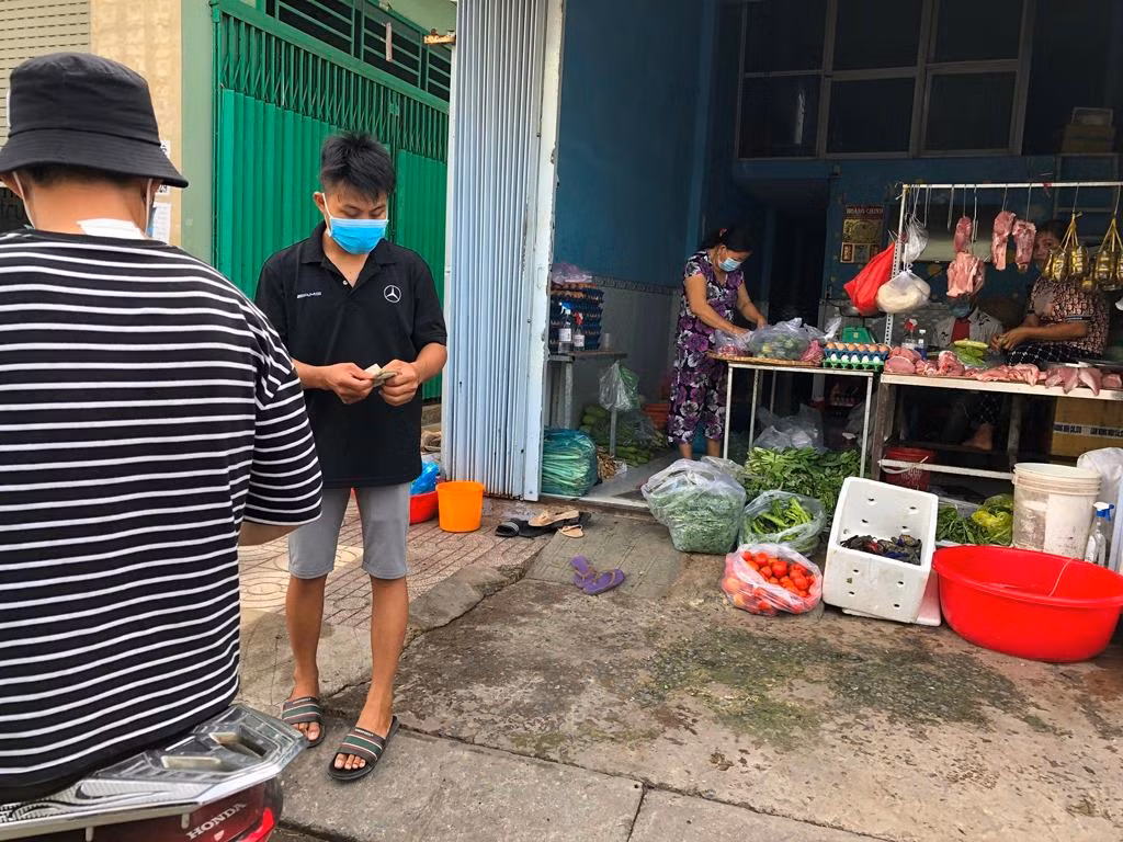 Không còn cảnh mở hé cửa bán lén, những điểm bán hàng tự phát này đã công khai phục vụ khách hàng.