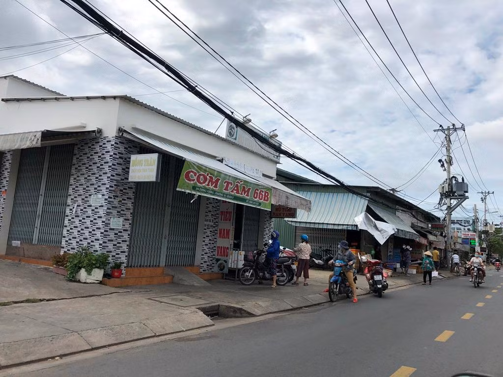 Tại khu vực cư xá Phú Lâm (quận 6), tình trạng bán hàng tự phát cũng diễn ra sôi nổi.