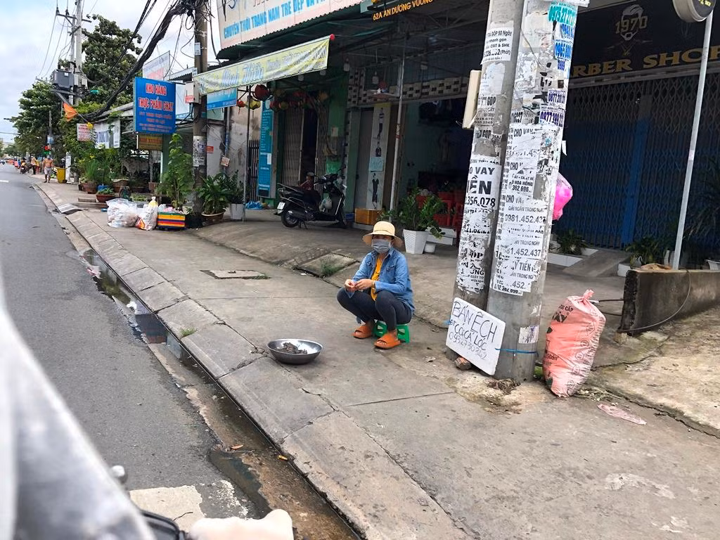 Một số người đem cá, tôm, ếch bán trên vỉa hè