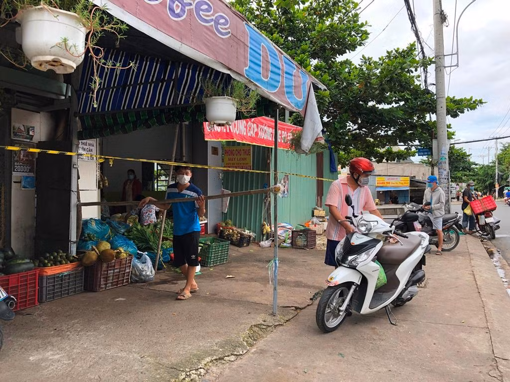 Liên tiếp trong vài ngày gần đây, PV báo Tiền Phong ghi nhận nhiều quầy hàng tự phát xuất hiện trên vỉa hè tại một số khu vực ở TPHCM.