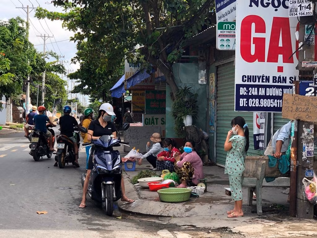Một con hẻm ở phường 16, quận 8, kẻ mua người bán nhộn nhịp. Người dân ra đường đi chợ như chưa hề có giãn cách.