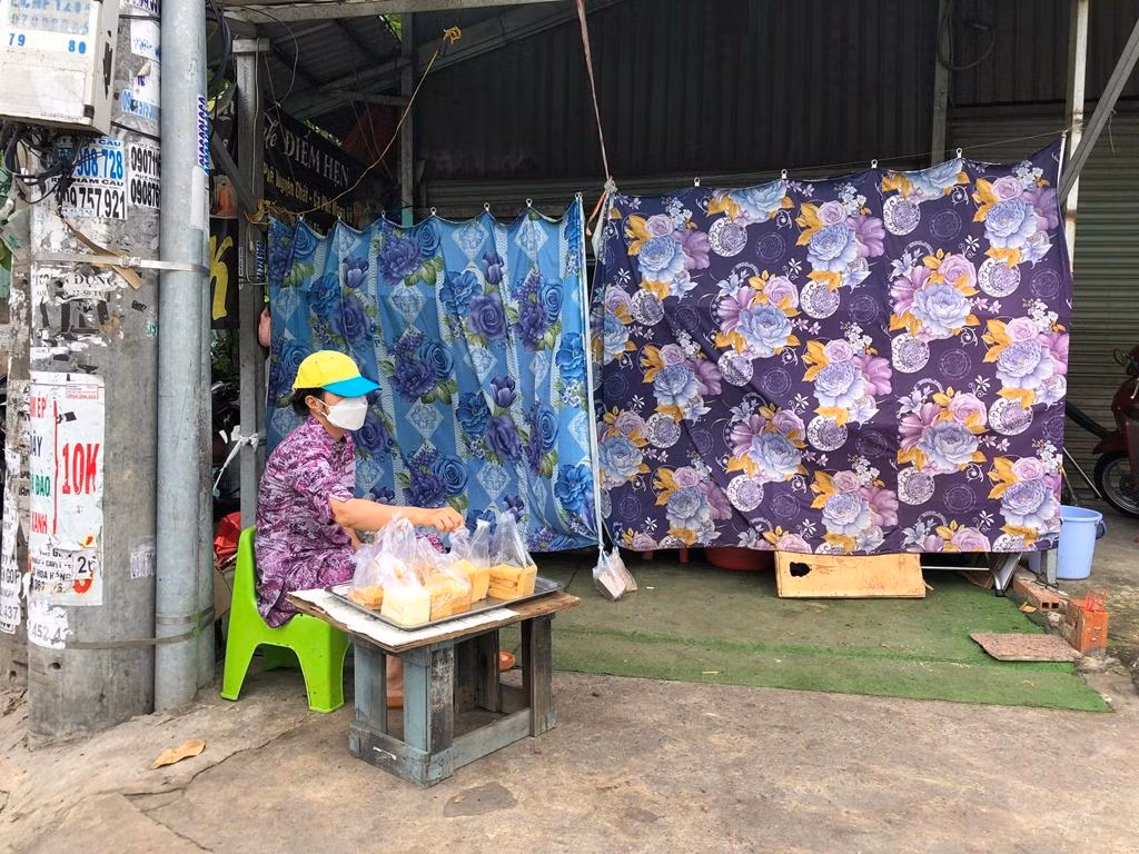 Lúc không có khách, quầy thịt kéo màn ngụy trang như không có chuyện bán buôn gì ở đây.