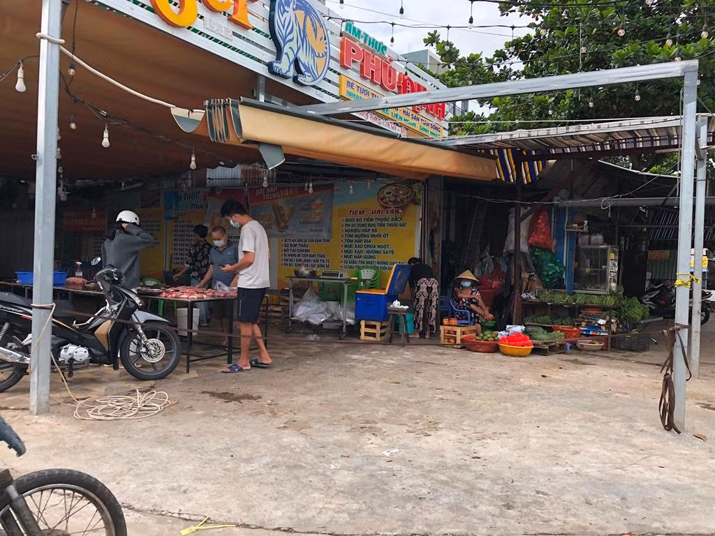 Một quán nhậu trở thành điểm bán rau thịt, lúc nào cũng nhộn nhịp người mua.