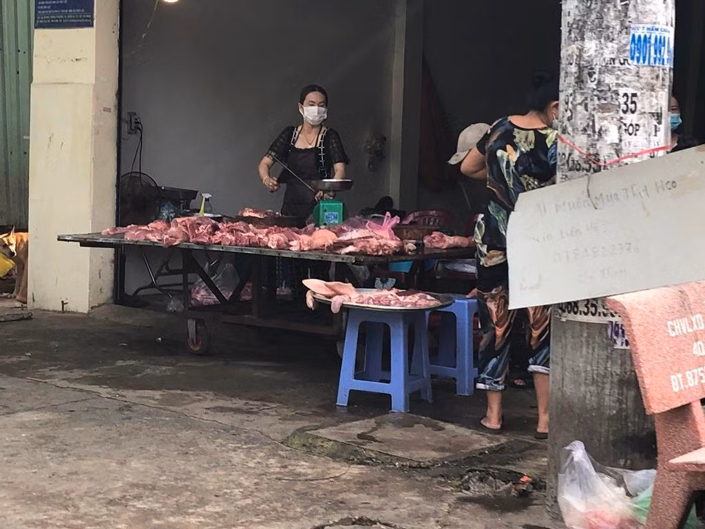 Thịt heo bày bán trước nhà một người dân.