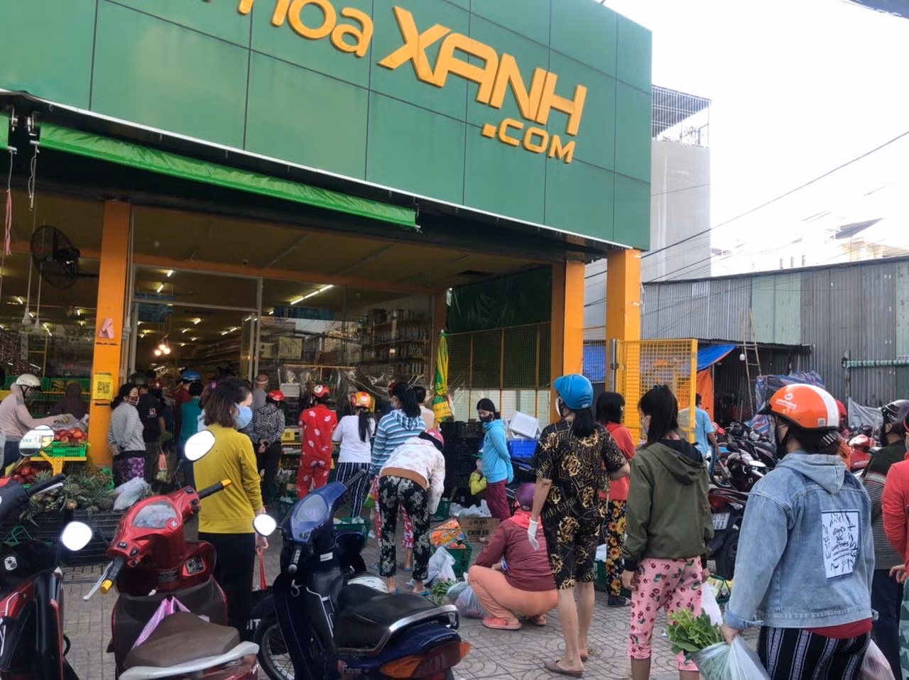 Cửa hàng Bách Hoá Xanh (p.16,Q.8) cũng đông nghẹt từ sáng sớm