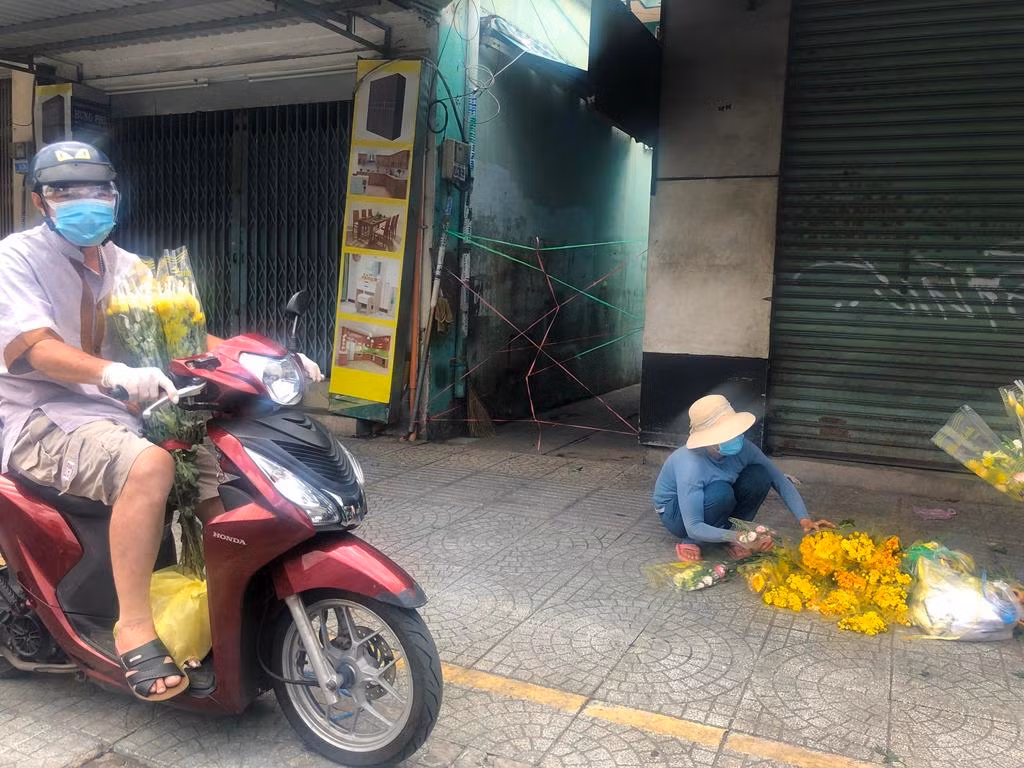Một số người tranh thủ đem hoa xuống vỉa hè bán dịp rằm, kiếm được đồng nào đỡ đồng nấy trong những ngày dịch. Một số người tranh thủ đem hoa xuống vỉa hè bán dịp rằm, kiếm được đồng nào đỡ đồng nấy trong những ngày dịch.