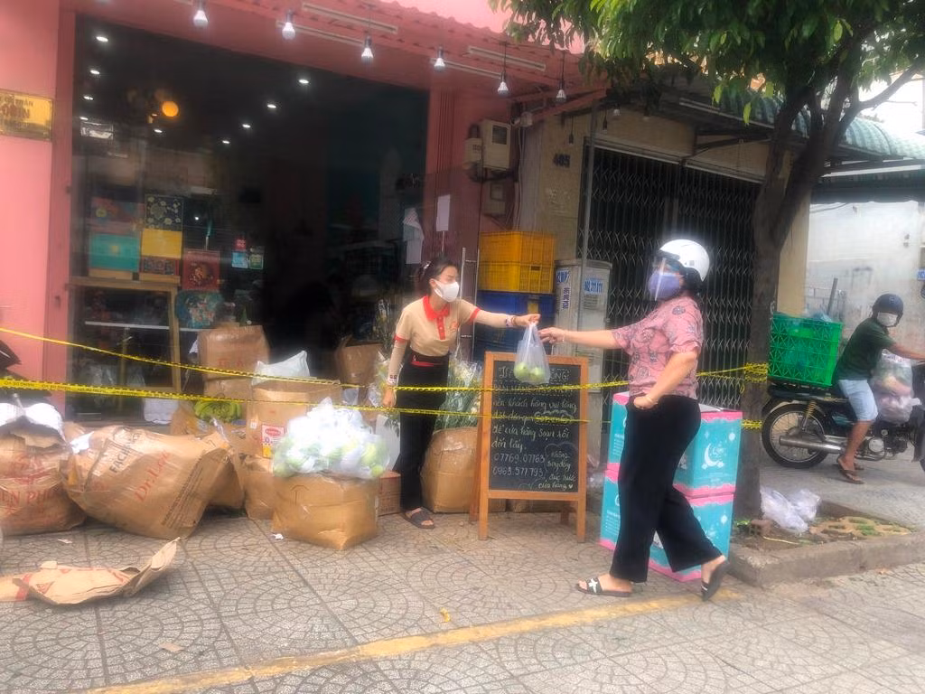 Các điểm bán trái cây tranh thủ phục vụ khách Các điểm bán trái cây tranh thủ phục vụ khách