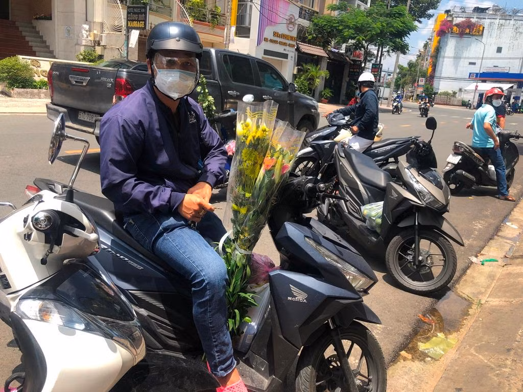 Người dân tranh thủ mua đồ cúng trong rằm tháng Bảy. "Dù các điểm bán trái cây, hoa cúng đều đông người, mình lo lắng khi ra ngoài nhưng cũng tranh thủ mua nhanh vì không thể đặt các mặt hàng này online" - anh Tú nói. Người dân tranh thủ mua đồ cúng trong rằm tháng Bảy. "Dù các điểm bán trái cây, hoa cúng đều đông người, mình lo lắng khi ra ngoài nhưng cũng tranh thủ mua nhanh vì không thể đặt các mặt hàng này online" - anh Tú nói.