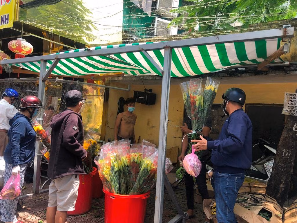 Hoa cúng đắt hàng, đắt giá, trong đó các loại ly, cúc có giá tới 100.000 đồng/bó, loại cúc thường giá 45.000 đồng/bó. "Hoa đắt nhưng giờ không nhiều người bán nên mình đành mua để cúng rằm" - bà Thanh (55 tuổi) cho biết. Hoa cúng đắt hàng, đắt giá, trong đó các loại ly, cúc có giá tới 100.000 đồng/bó, loại cúc thường giá 45.000 đồng/bó. "Hoa đắt nhưng giờ không nhiều người bán nên mình đành mua để cúng rằm" - bà Thanh (55 tuổi) cho biết.