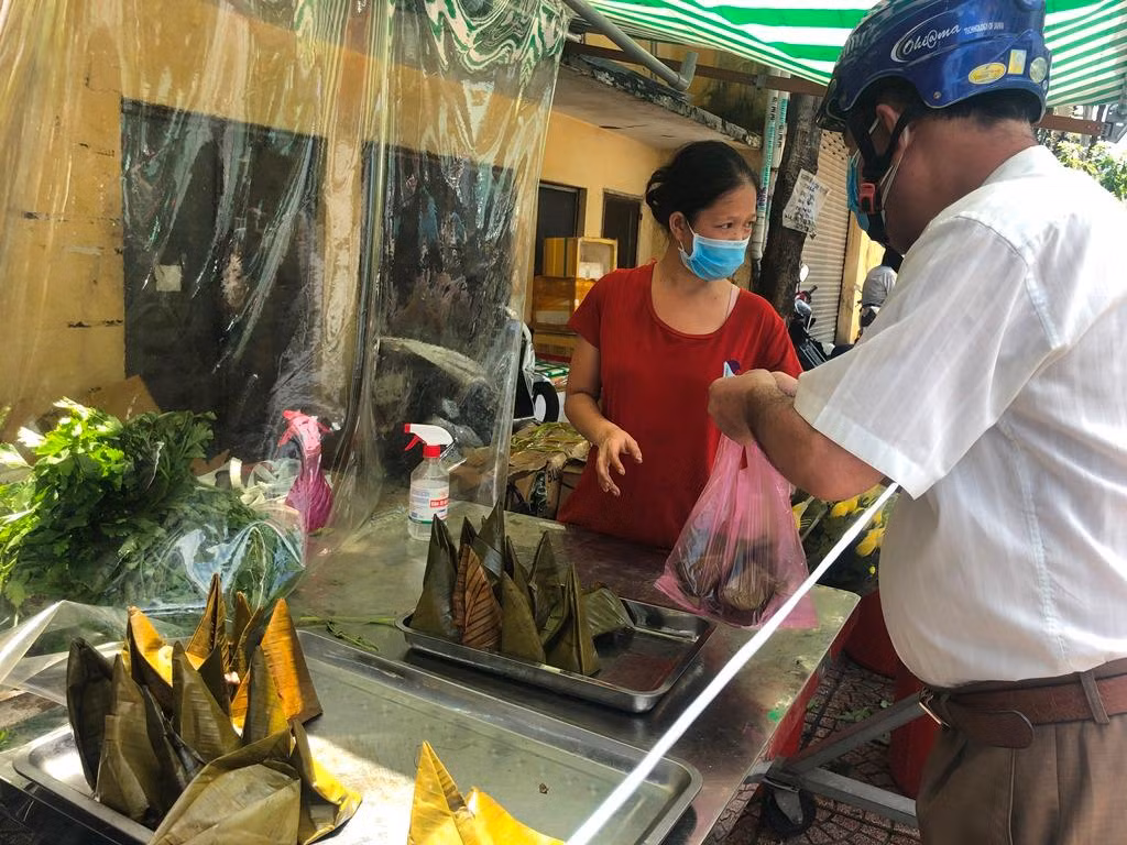 Các loại bánh ít chay, nhân dừa, đậu đắt hàng. Trước đó còn có bánh tét nhưng đã nhanh chóng hết hàng, người bán không hứa chắc ngày mai sẽ có lại. Các loại bánh ít chay, nhân dừa, đậu đắt hàng. Trước đó còn có bánh tét nhưng đã nhanh chóng hết hàng, người bán không hứa chắc ngày mai sẽ có lại.