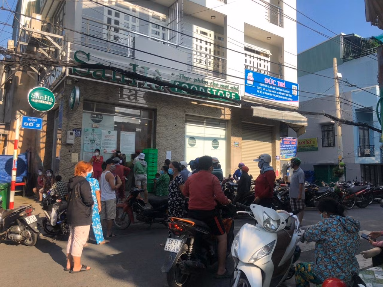 Dòng người càng lúc càng đông, có người chờ hơn cả giờ đồng hồ vẫn chưa vào được.