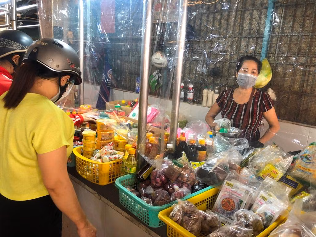 Tại một số chợ đang hoạt động, các mặt hàng chay cũng đắt khách. Trong đó, mặt hàng chao, nước tương, tàu hủ ky... được mua nhiều nhất. Tại một số chợ đang hoạt động, các mặt hàng chay cũng đắt khách. Trong đó, mặt hàng chao, nước tương, tàu hủ ky... được mua nhiều nhất.