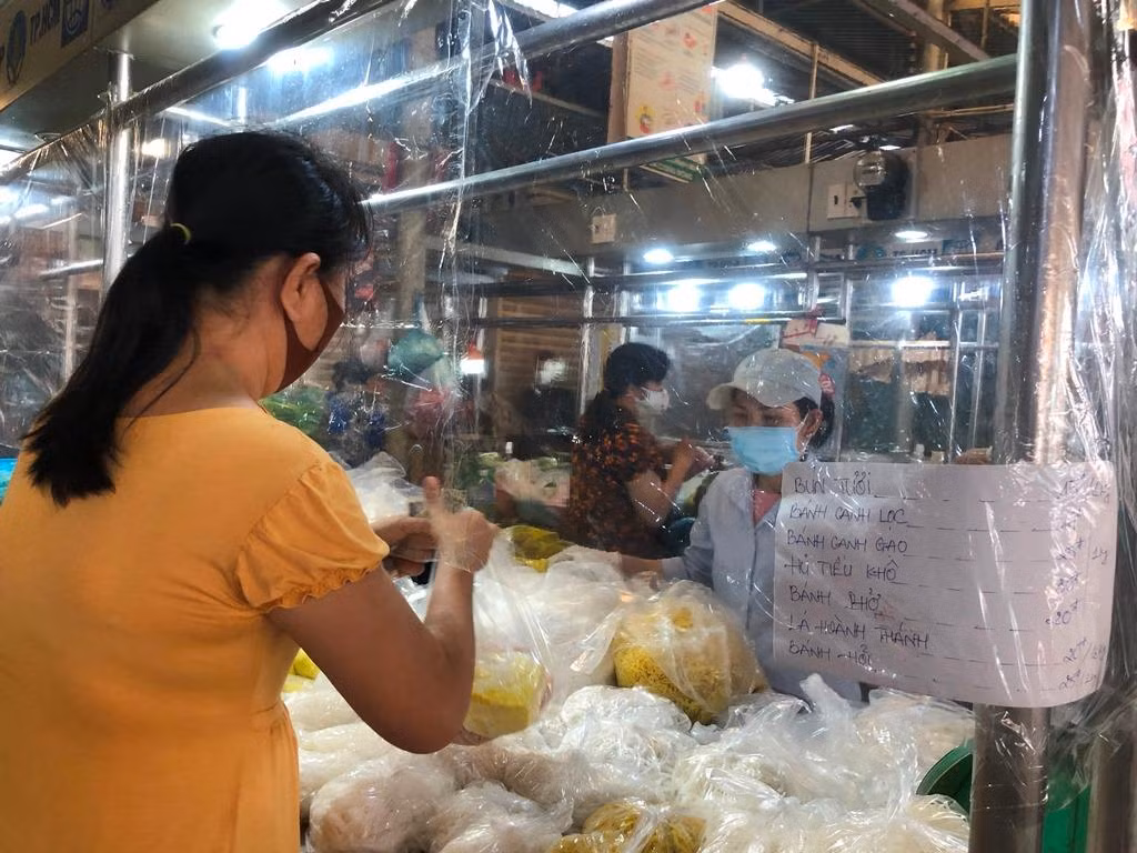 Bún, miếng, bánh phở... hiếm hoi xuất hiện tại chợ, giá tăng khoảng 50% Bún, miếng, bánh phở... hiếm hoi xuất hiện tại chợ, giá tăng khoảng 50%