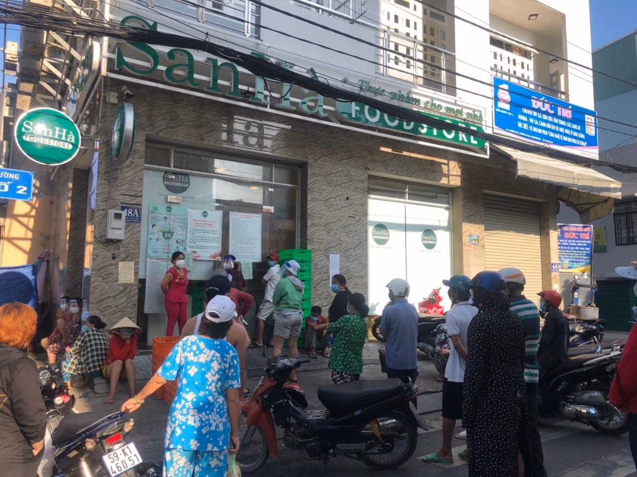 "Tôi đến từ 6h30 đã thấy dòng người rất dài. Không biết tới lượt mình có còn gì để mua không" - chị Lan (ngụ chung cư Lê Thành) lo lắng nói.