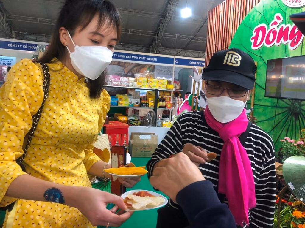 Khách hàng thử món ăn tại chỗ