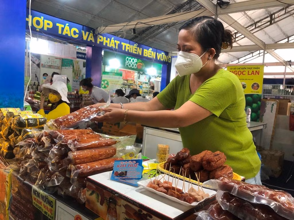 Chị Mỹ Linh (Long An) cho biết: "Đã lên TPHCM bán hàng nhiều lần, nhưng lần này rất đặc biệt, đó là bán hàng trở lại sau khi hết giãn cách. Cảm giác vui và rất xúc động".