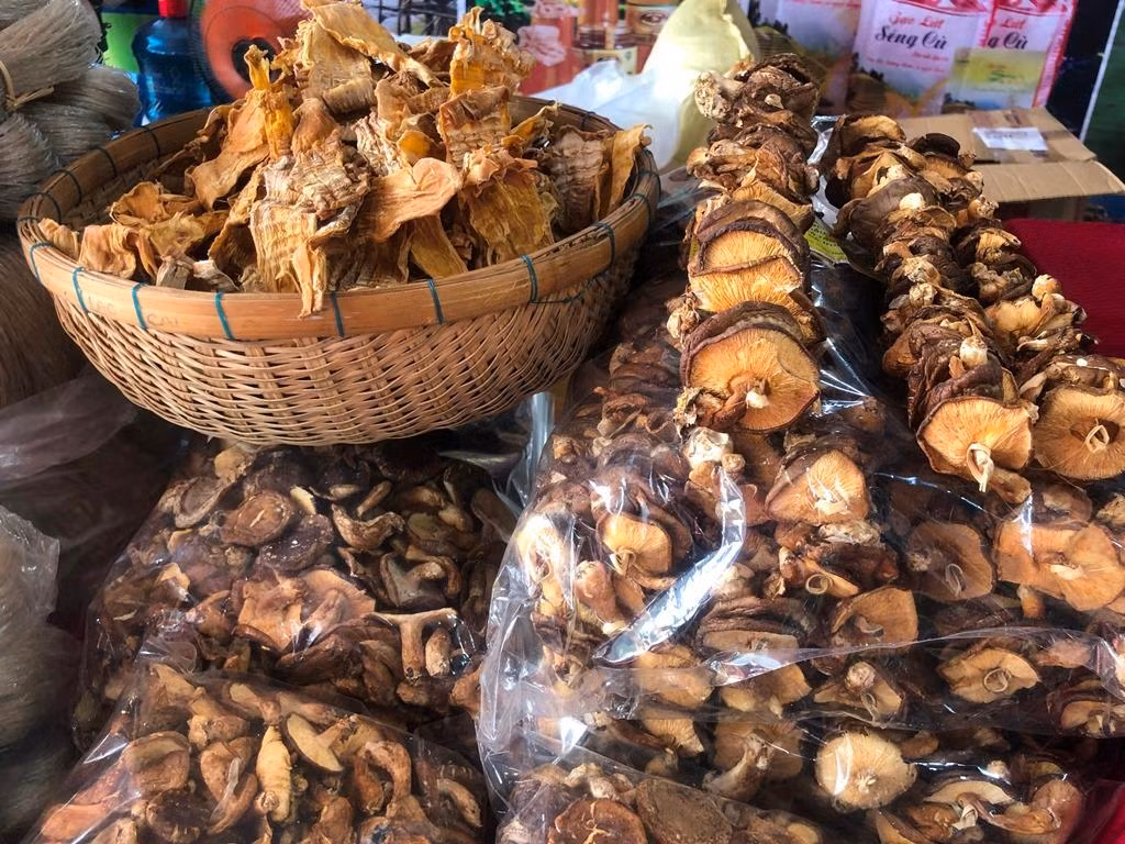 Măng khô, nấm hương rừng Sa Pa