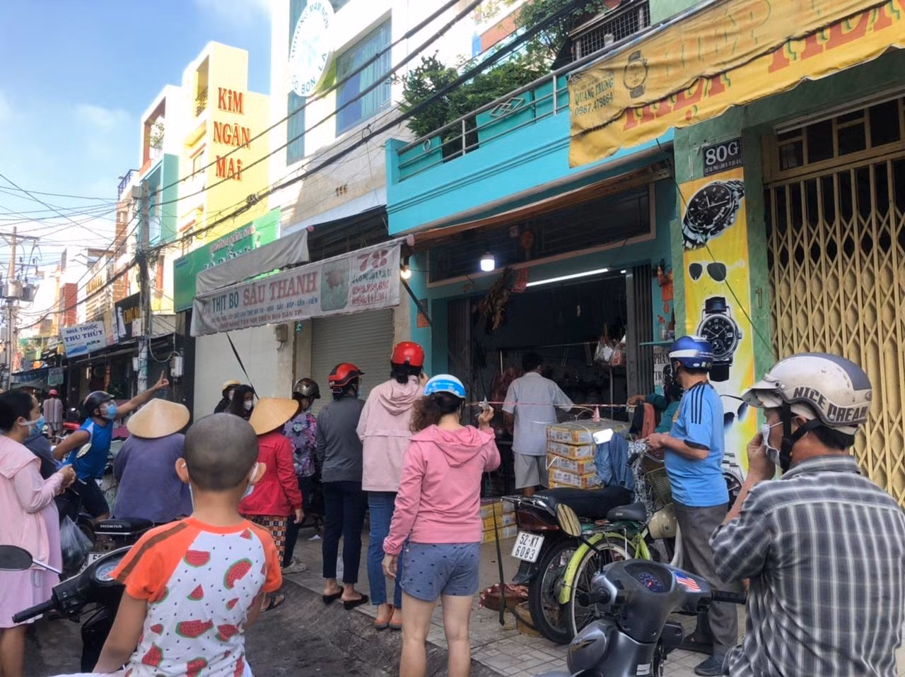 Các điểm bán thịt heo, rau củ cũng đông nghẹt người
