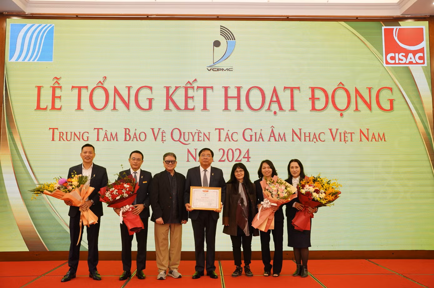 Hội Nhạc sĩ Việt Nam tặng bằng khen cho VCPMC và giám đốc Đinh Trung Cẩn vì những thành tích đã đạt được trong năm. Ảnh BTC