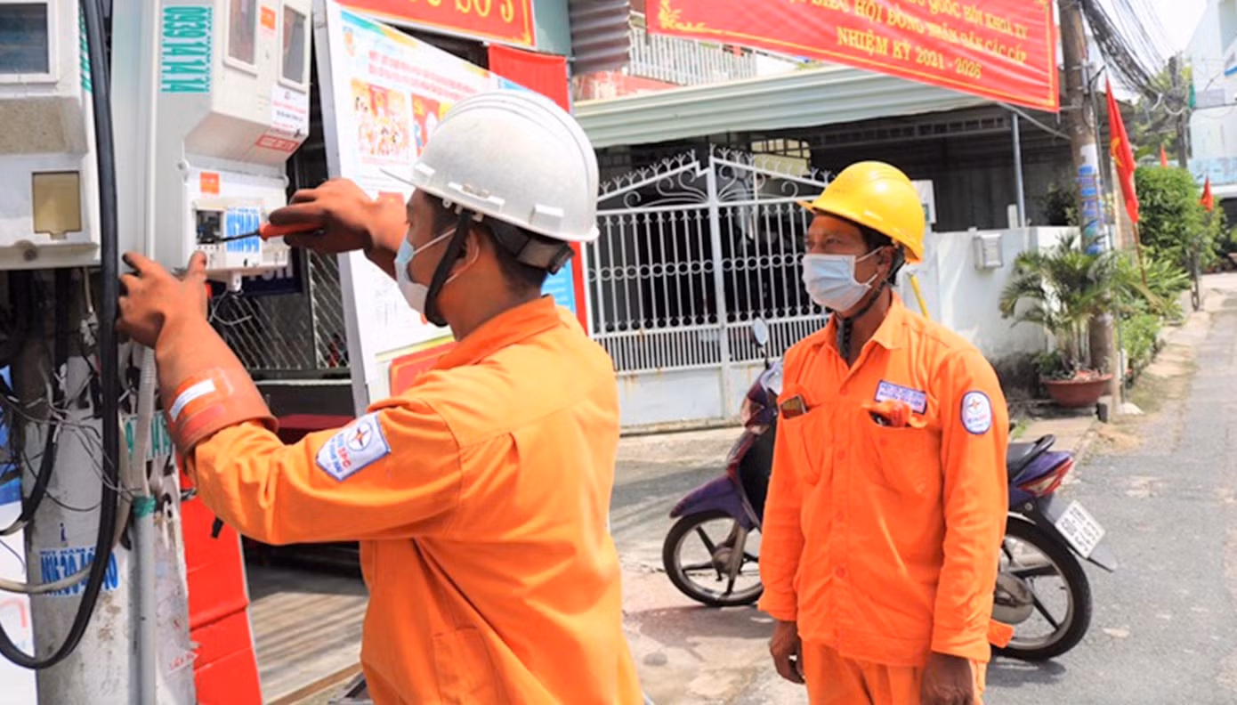 Công nhân Công ty Điện lực Lâm Đồng kiểm tra hệ thống điện tại nhà máy sản xuất tại địa phương