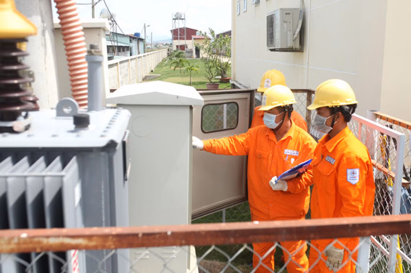Hoạn động liểm tra lưới điện, đảm bảo cấp điện cho công tác phòng, chống dịch COVID-19 tại địa phương