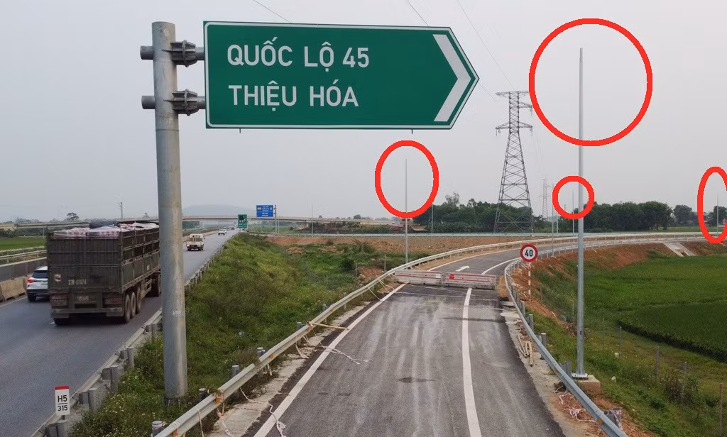 Tại nút giao Thiệu Giang, hệ thống biển báo, vạch kẻ sơn chưa đẩy đủ, đặc biệt là hệ thống đèn chiếu sáng về đêm để phương tiện tiếp cận nút giao, ra vào cao tốc chưa có, hệ thống đèn chiếu sáng chỉ có cột không có bóng đèn.
