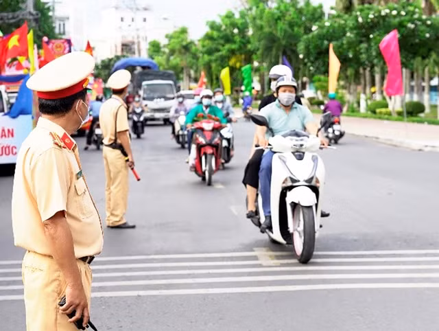 CSGT Hà Nội đảm bảo giao thông đi lại tại các địa điểm thi ở các trường học. Ảnh: CP