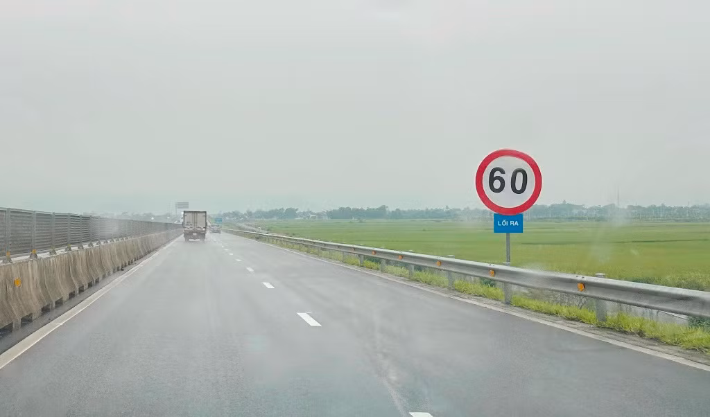 Sau khi hai nút giao đi vào hoạt động, một bất tiện đang phát sinh là biển báo (thông báo "LỐI RA") hạn chế tốc độ xuống 60km khi tiếp cận nút giao cắm quá đột ngột, xa nút giao. Nhiều lái xe cho biết, xe đang lưu thông với vận tốc tối đa 90km/h thấy biển báo 60km/h nhiều người đã bị bất ngờ. Do vậy nhiều ý kiến cho rằng, cần có biển hạ tốc độ phù hợp để lái xe không bị bất ngờ, tránh nguy cơ tại nạn.