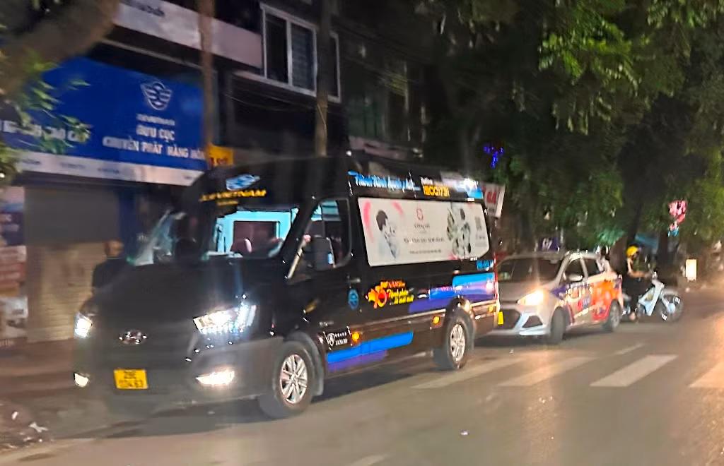 Với các xe của nhà xe "X.E Viet Nam", tại điểm tại số 283 Lê Duẩn còn treo biển văn phòng “X.E Viet Nam” để hoạt động và thường xuyên dừng đỗ, đón trả khách trên đường.