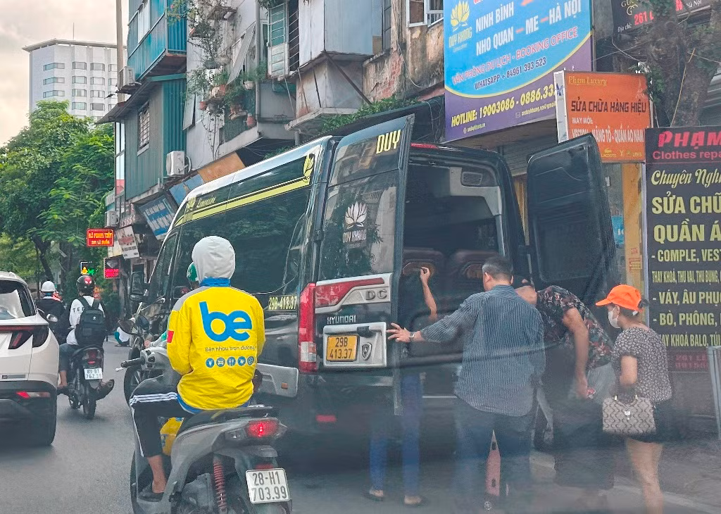 Các vị trí ô tô thường xuyên dừng đỗ, đón trả khách: trước cổng Tập đoàn Công nghiệp Than - Khoáng sản Việt Nam (226 Lê Duẩn); văn phòng số 283 Lê Duẩn, cổng công viên Thống Nhất; cổng vào dự án bãi xe ngầm trong công viên Thống Nhất (số 295 Lê Duẩn)…