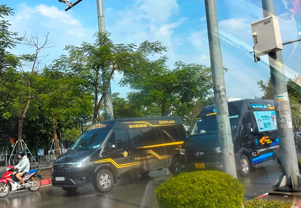 Thậm chí khi chạy trên đường, các xe limousine này còn tranh giành đường gây ùn tắc thường xuyên xảy ra.