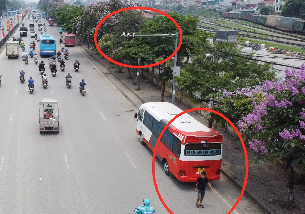 Xe khách dàn hàng bắt khách trên đường Giải Phóng thời gian qua.