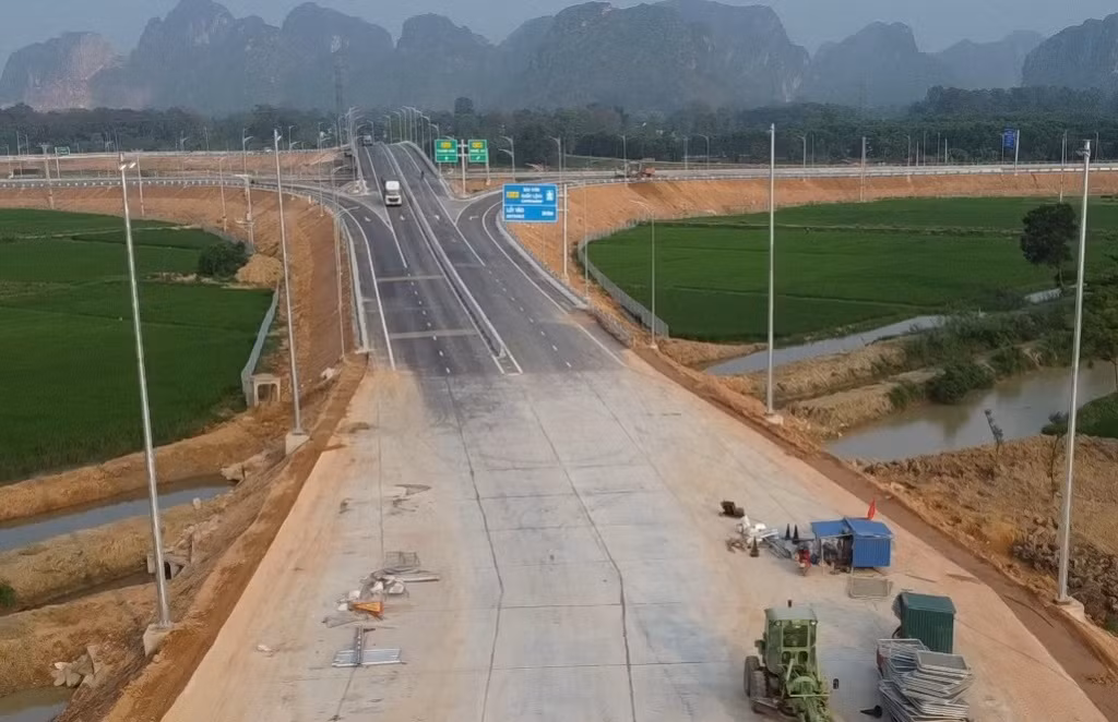Lý do được đưa ra là cả hai công trình còn có một số tồn tại, cần phải hoàn thiện để đảm bảo an toàn giao thông mới được phép khai thác trở lại.