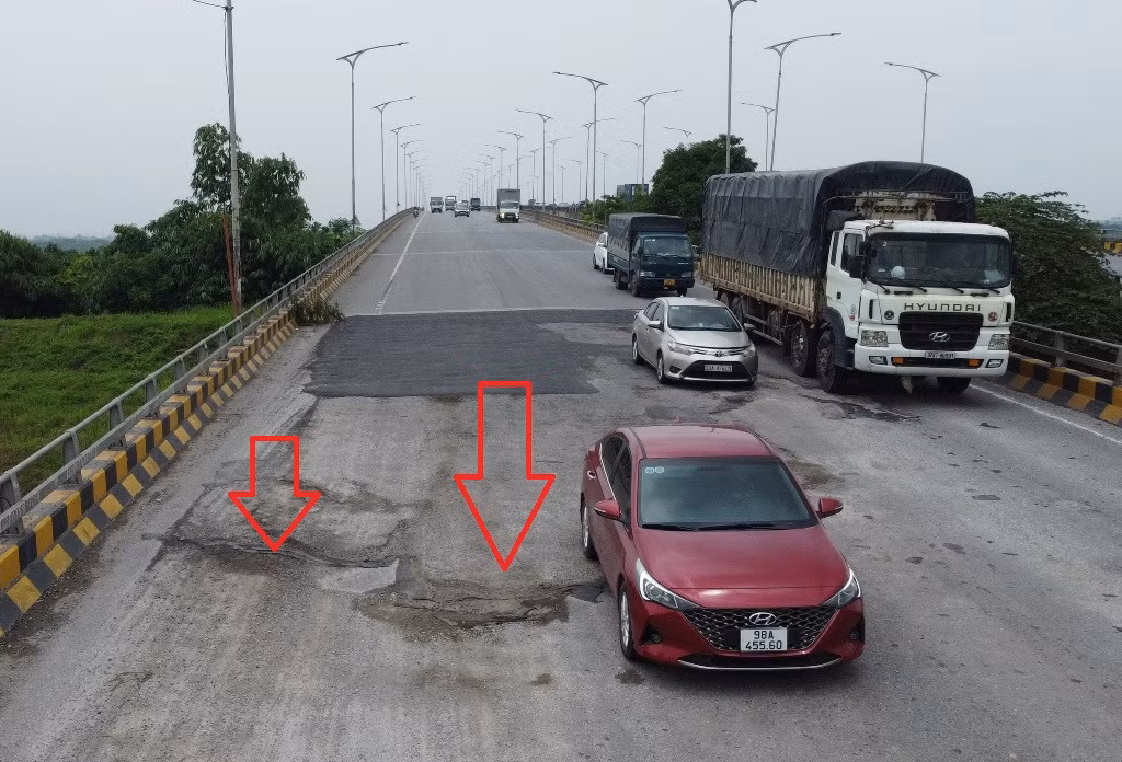 Mặt cầu Phù Đổng chiều Bắc Giang - Hà Nội nứt rách trên diện rộng.