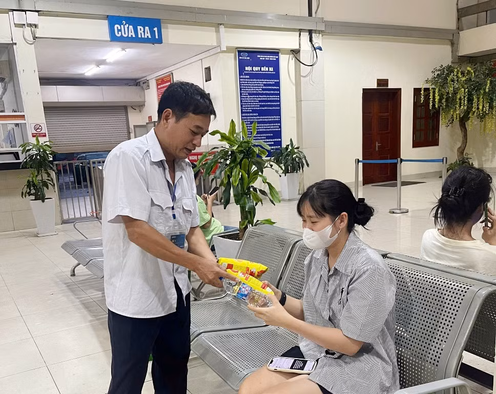 Hành khách lưu trú tạm thời tại bến xe Giáp Bát tối 7/9 được đại diện bến tặng nước uống và bánh mì.