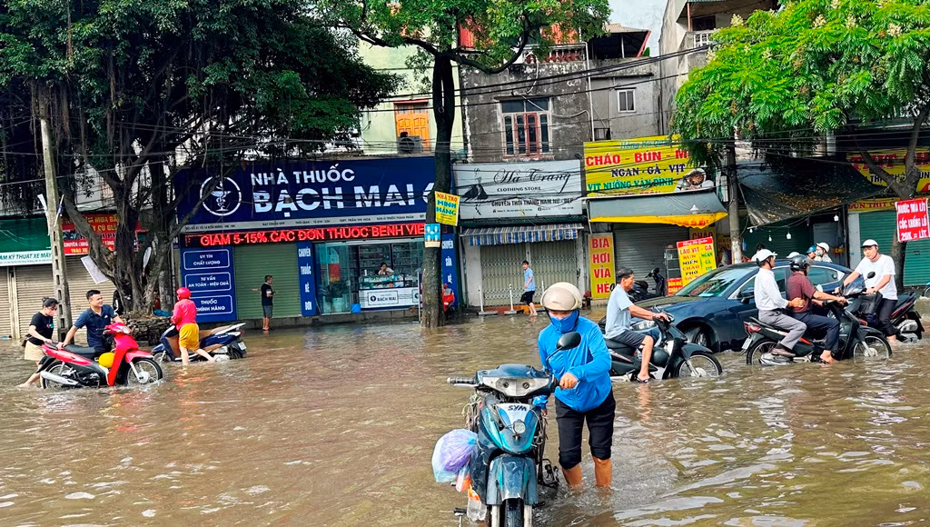 Trong khi nhà máy không thể hoạt động hết công suất để bơm, xả nước ngập thì trong các ngày từ 23 đến 25 vừa qua, trên nhiều tuyến phố ở như Phùng Hưng, Đại lộ Thăng Long, Tố Hữu kéo dài, Xa La, Cầu Bươu… nước ngập lút bánh xe máy, người dân đi lại khó khăn, phương tiện chết máy.