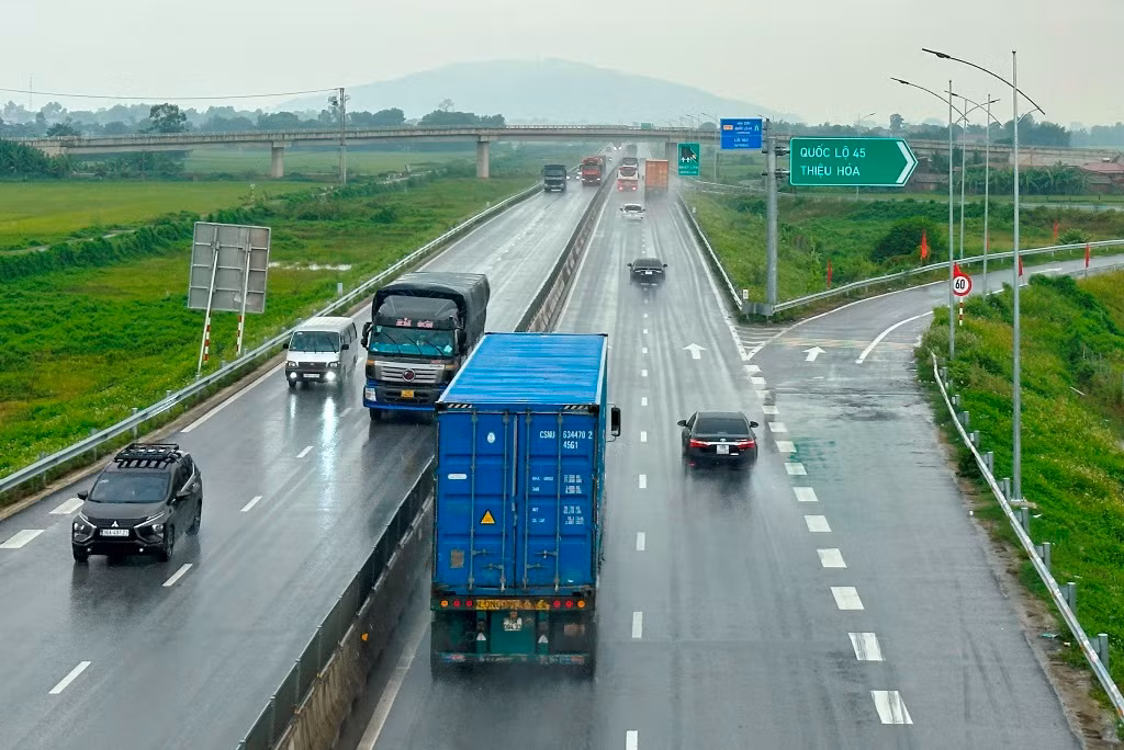 Cùng với đó, nút giao Thiệu Giang hoàn thành cũng giúp giảm mật độ xe dồn về nút giao Đông Xuân (trung tâm Thanh Hóa) rồi mới tỏa đi các hướng khác nhau, gây khó khăn cho đi lại vào các dịp lễ Tết.