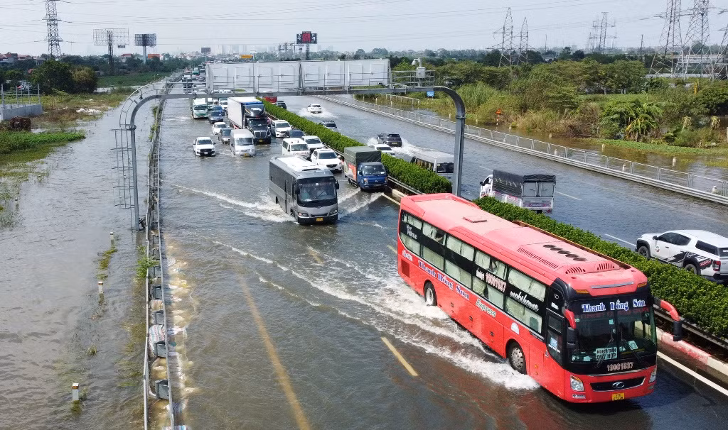 Là tuyến đường đang có mật độ xe lớn nhất cả nước, nhưng 2 tuần qua cao tốc Pháp Vân - Cầu Giẽ được thông báo chỉ cho xe tải, xe khách và xe trên 7 chỗ (gầm cao) được lưu thông.
